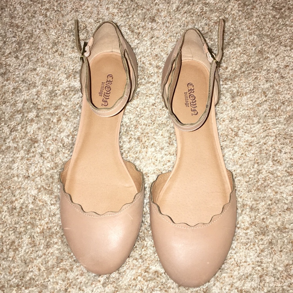 Beige scalloped flats